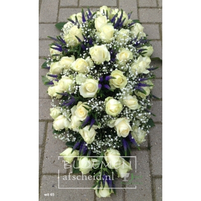 Rouwarrangement in druppelvorm van witte rozen en blauwe veronica